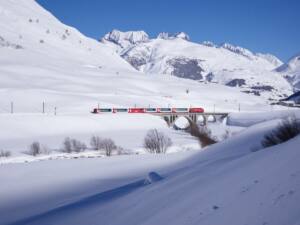 Trem Glacier Express no inverno